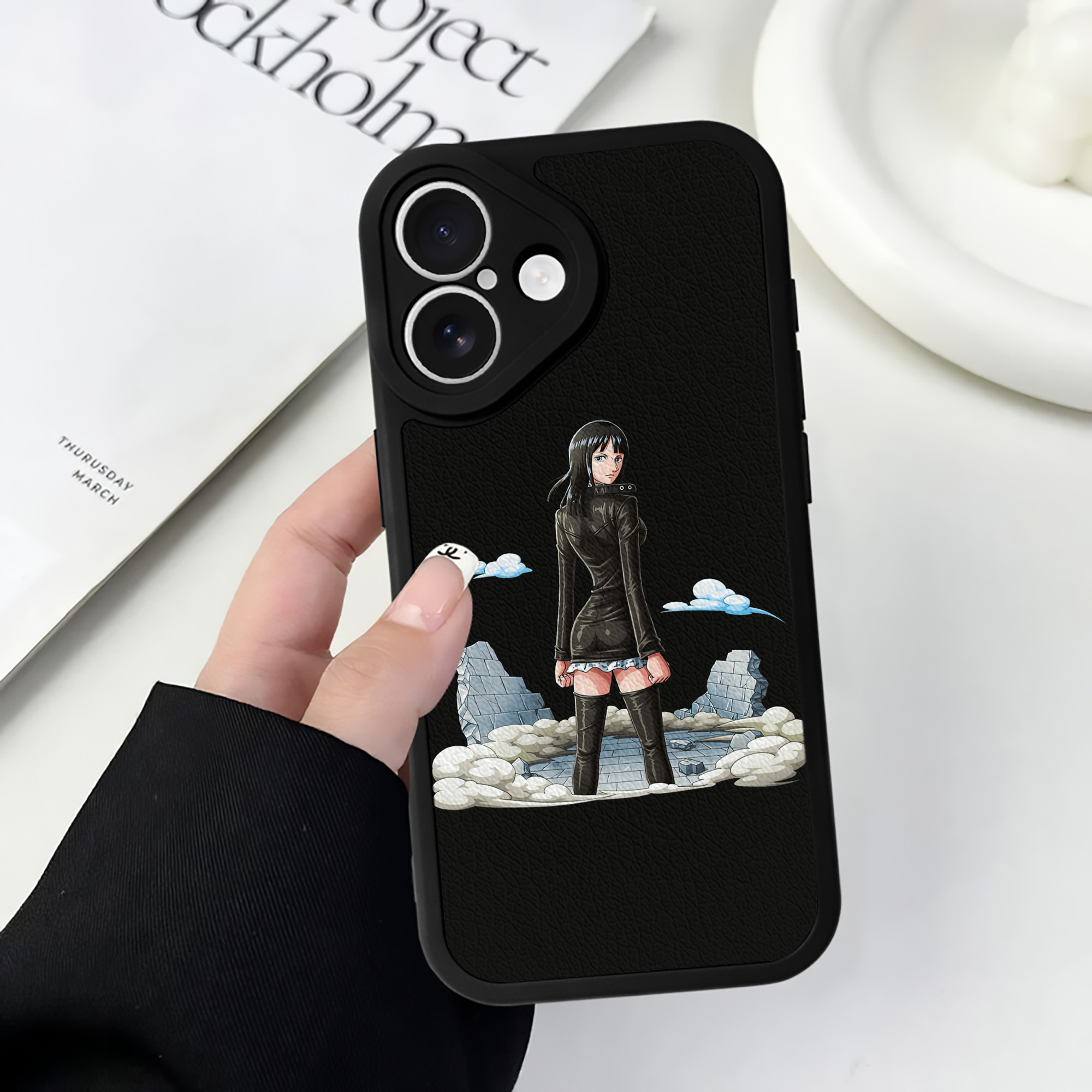 （画像用） ワンピース ニコ・ロビン ONE PIECE Nico Robin 【iPhone 16シリーズ対応】シリコンスマホケース（レザー調） 材質：シリコン